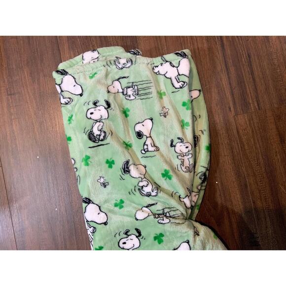 Berkshire Peanuts SNOOPY "Lucky Leaves " Green Throw Blanket Collection - Picture 2 of 4